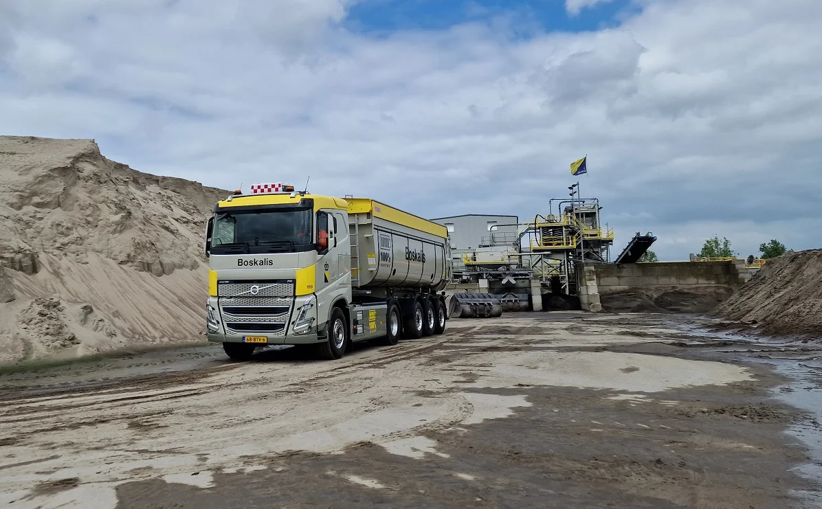 Boskalis Nederland zet koers naar emissievrij werken met twee Volvo FH Electric trekkers.