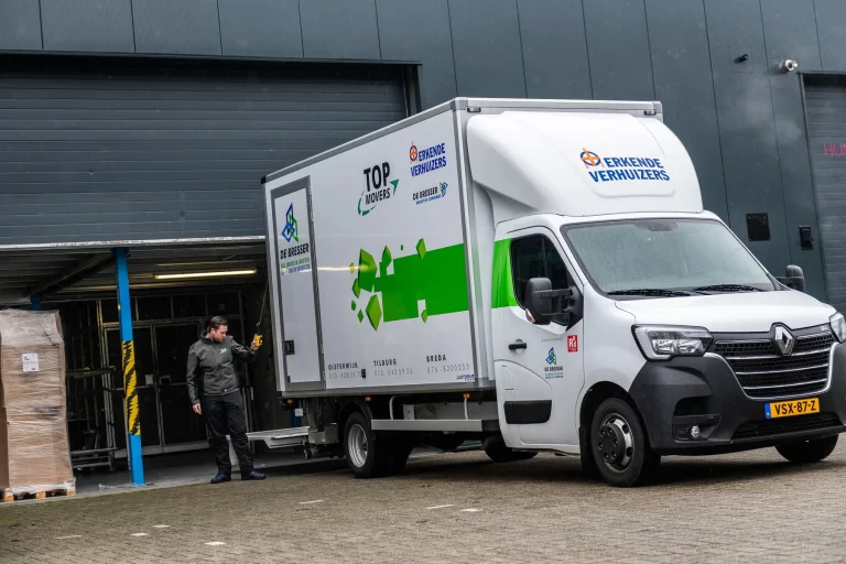 De Bresser Verhuizingen rijdt 8 nieuwe Renault Master bedrijfswagens