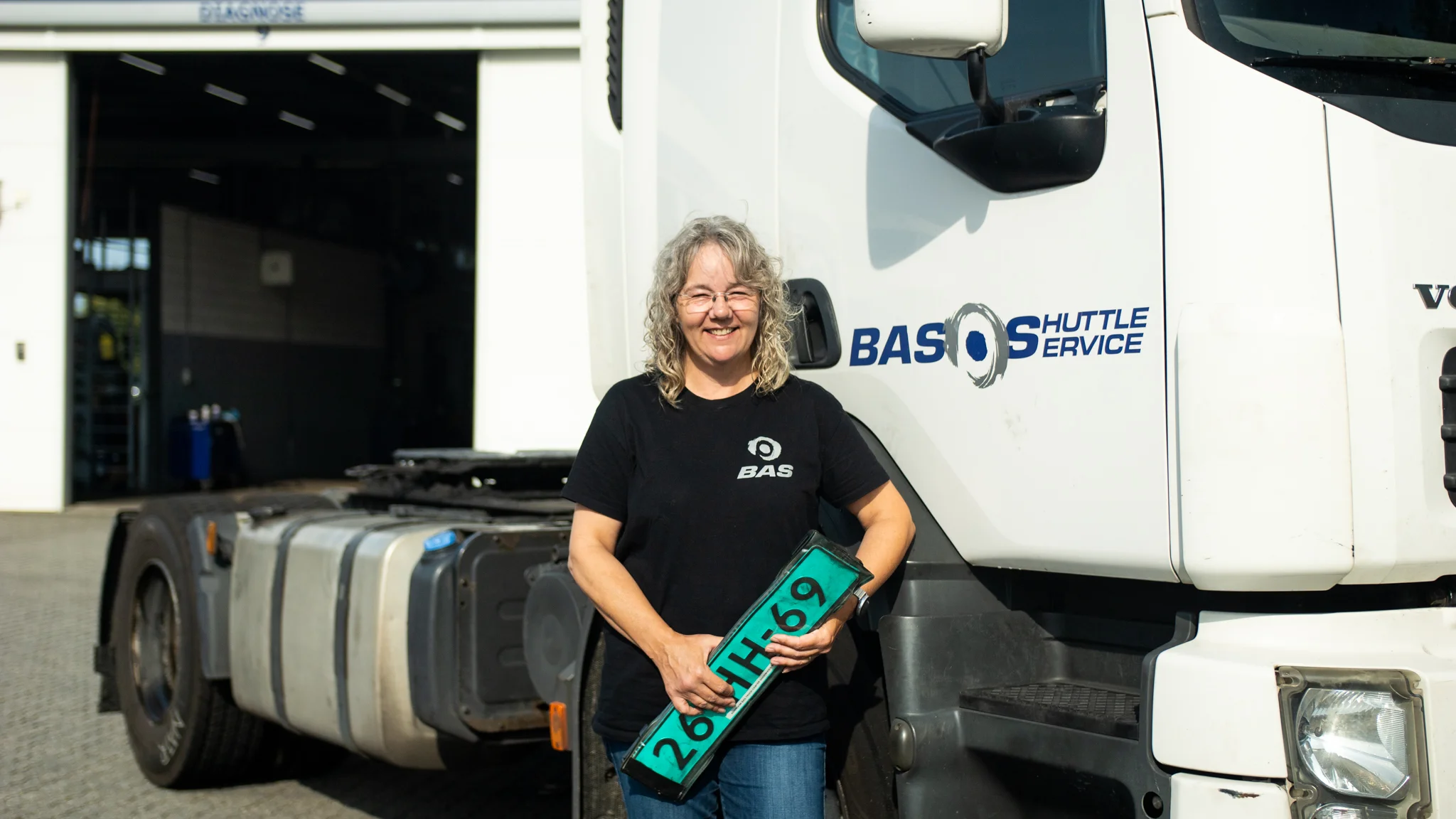 Een carrière op wielen: Fiona’s verhaal als Vrachtwagenchauffeur bij BAS Truck Center.