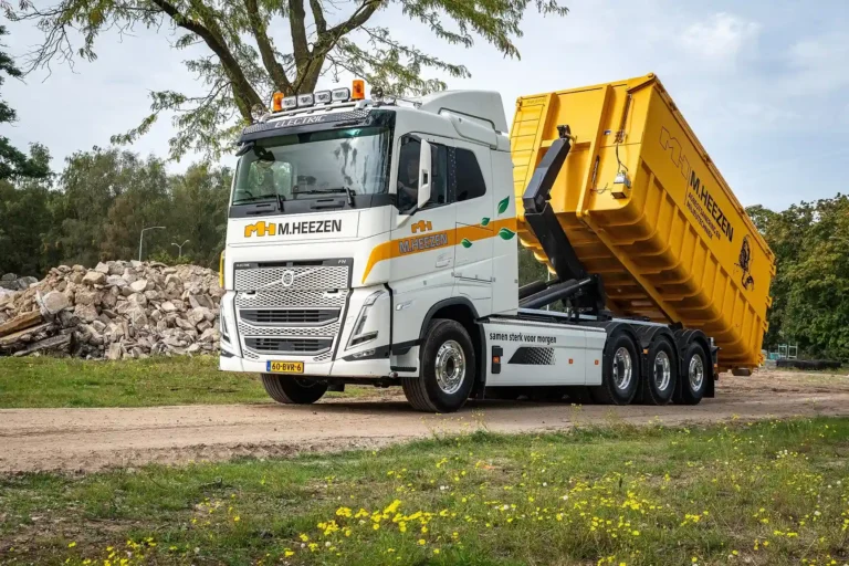 Eerste Volvo FH Electric 8×4 vrachtwagen met VDL Haakarm in Nederland bij M. Heezen.