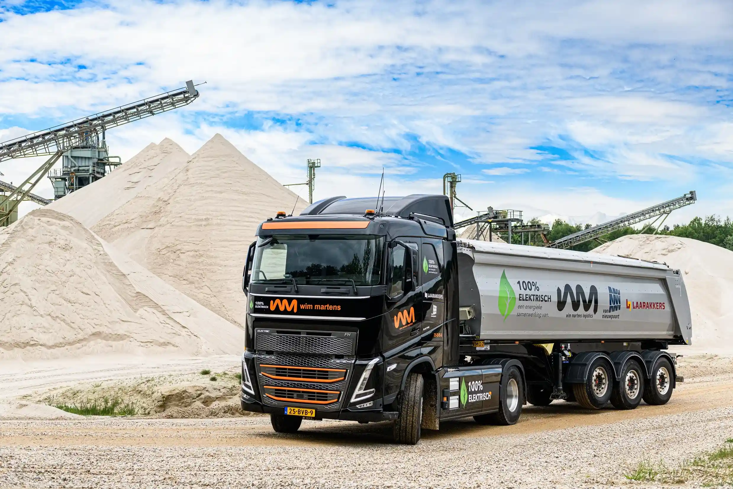 Martens_Volvo_FH_Electric_zand_laden1684832824_11zon.webp