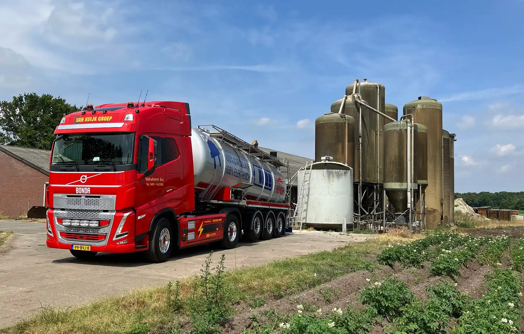 Vakutrans_Volvo_FH_Electric_bij_de_boer1688462422_11zon.webp