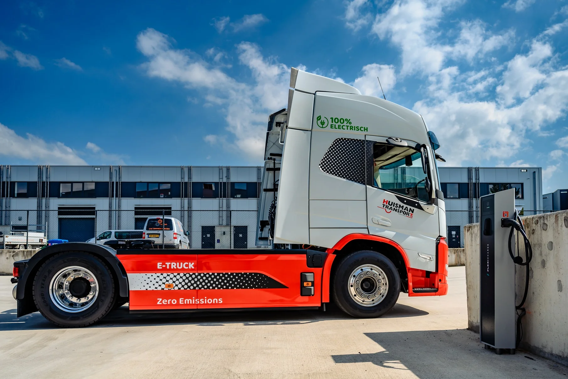 Volvo_FM_Electric_Huisman_Transport_bij_laadpaal1727791915.webp
