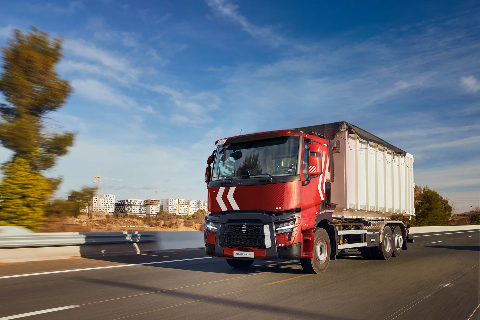 Renault Trucks digitaliseert het cabine interieur en introduceert nieuwe veiligheidsvoorzieningen op de zware truck range.