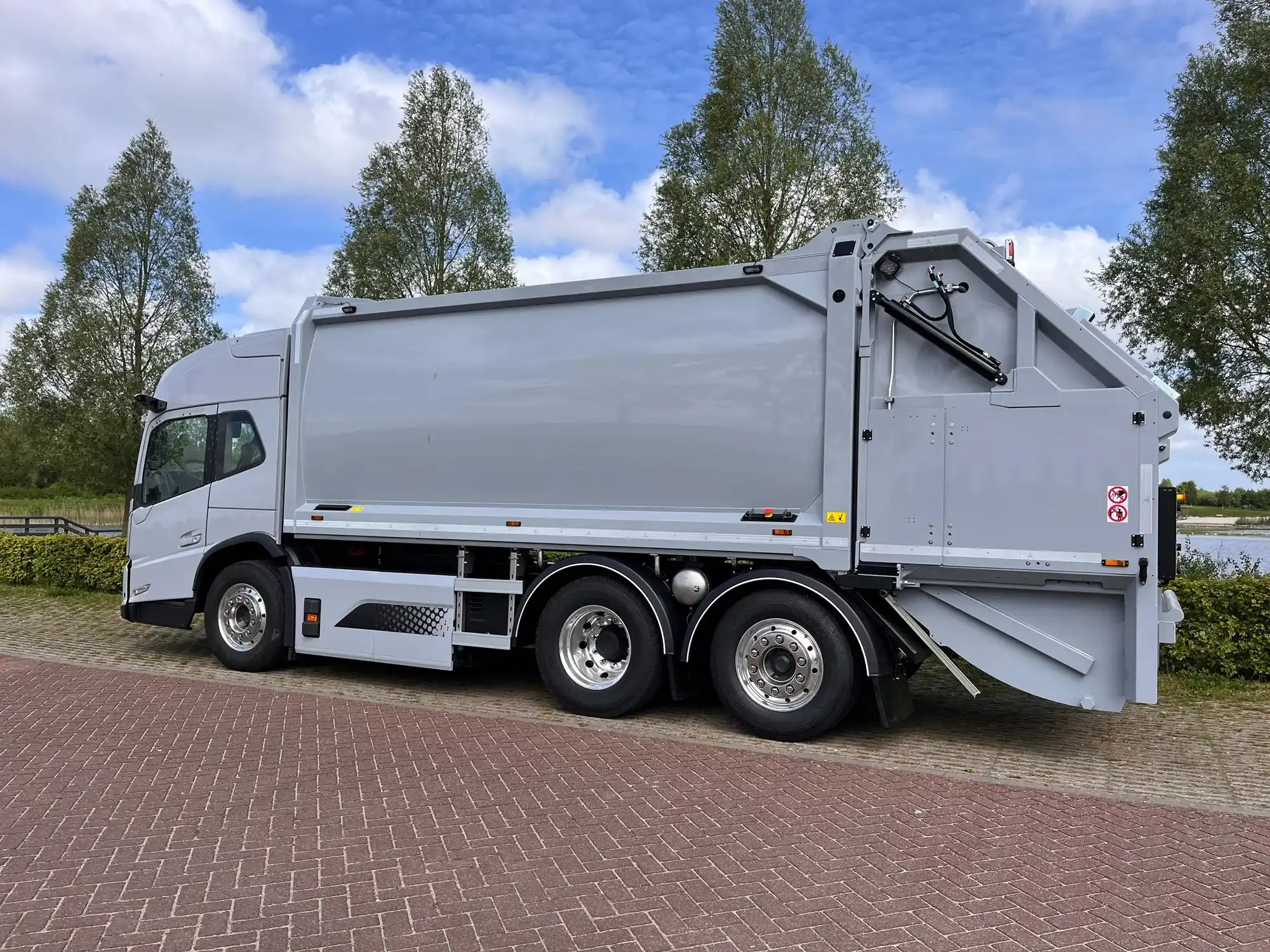 Primeur: HVC zamelt grofvuil in met eerste Volvo FM Low Entry-trucks van Nederland