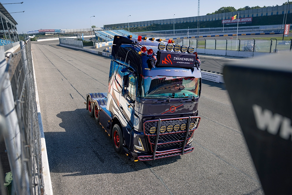 Zwanenburg-VolvoFH6x2-foliedetail.webp