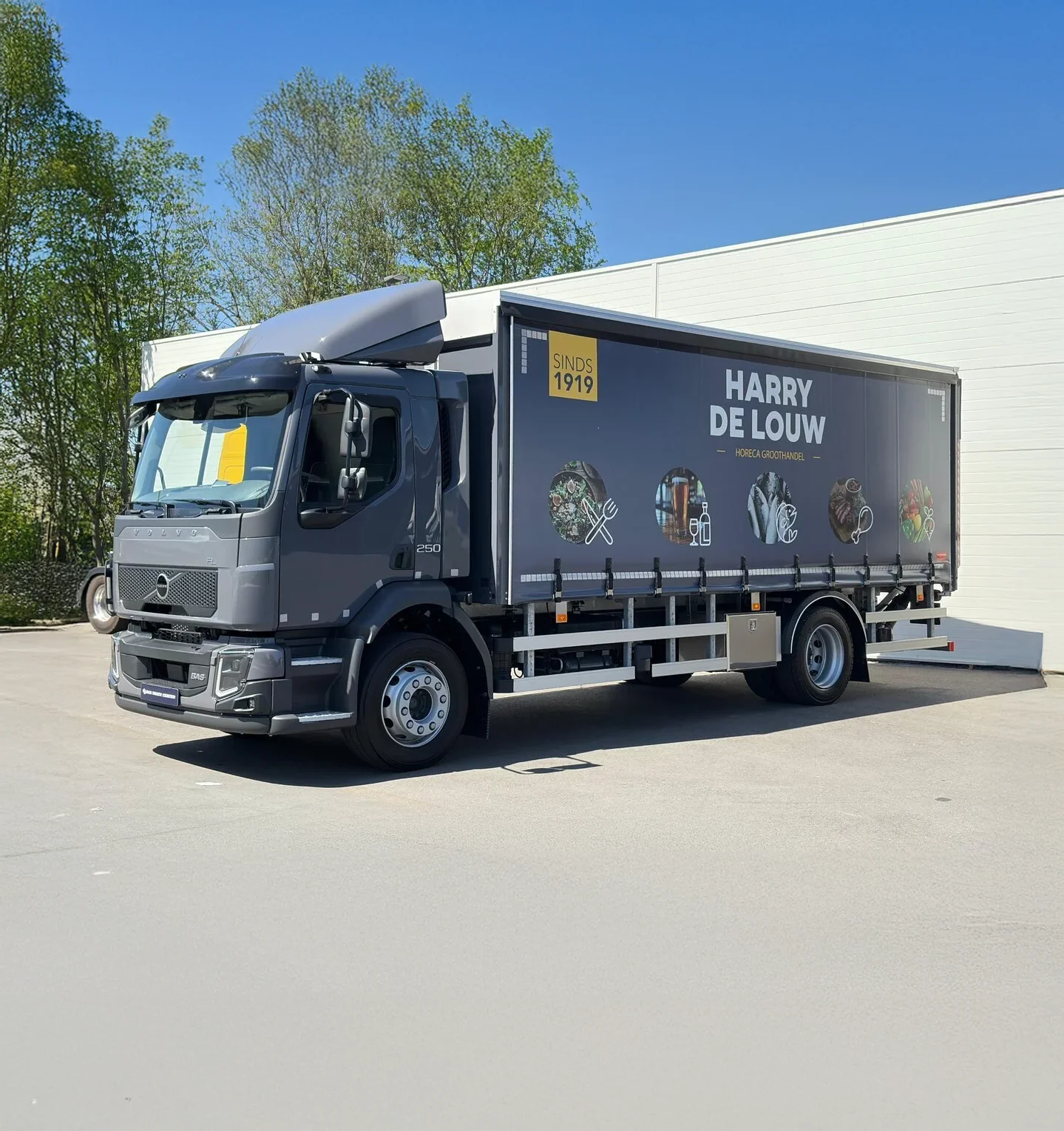 Dranken- en Horecagroothandel Harry de Louw B.V.: Volvo FL 250pk 4x2 (18 tons) bakwagen.