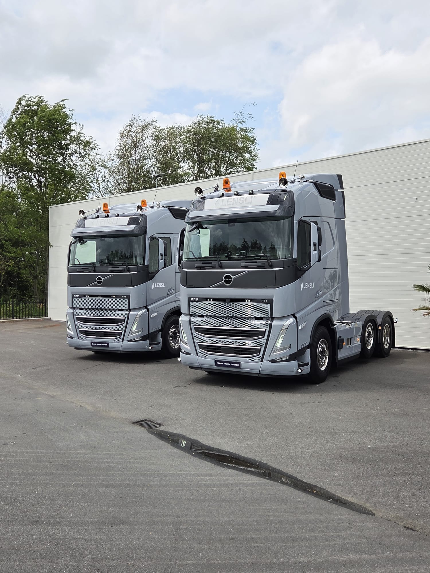 Lensli B.V.: twee Volvo FH 500pk 6x2 voorloopas trekkers.