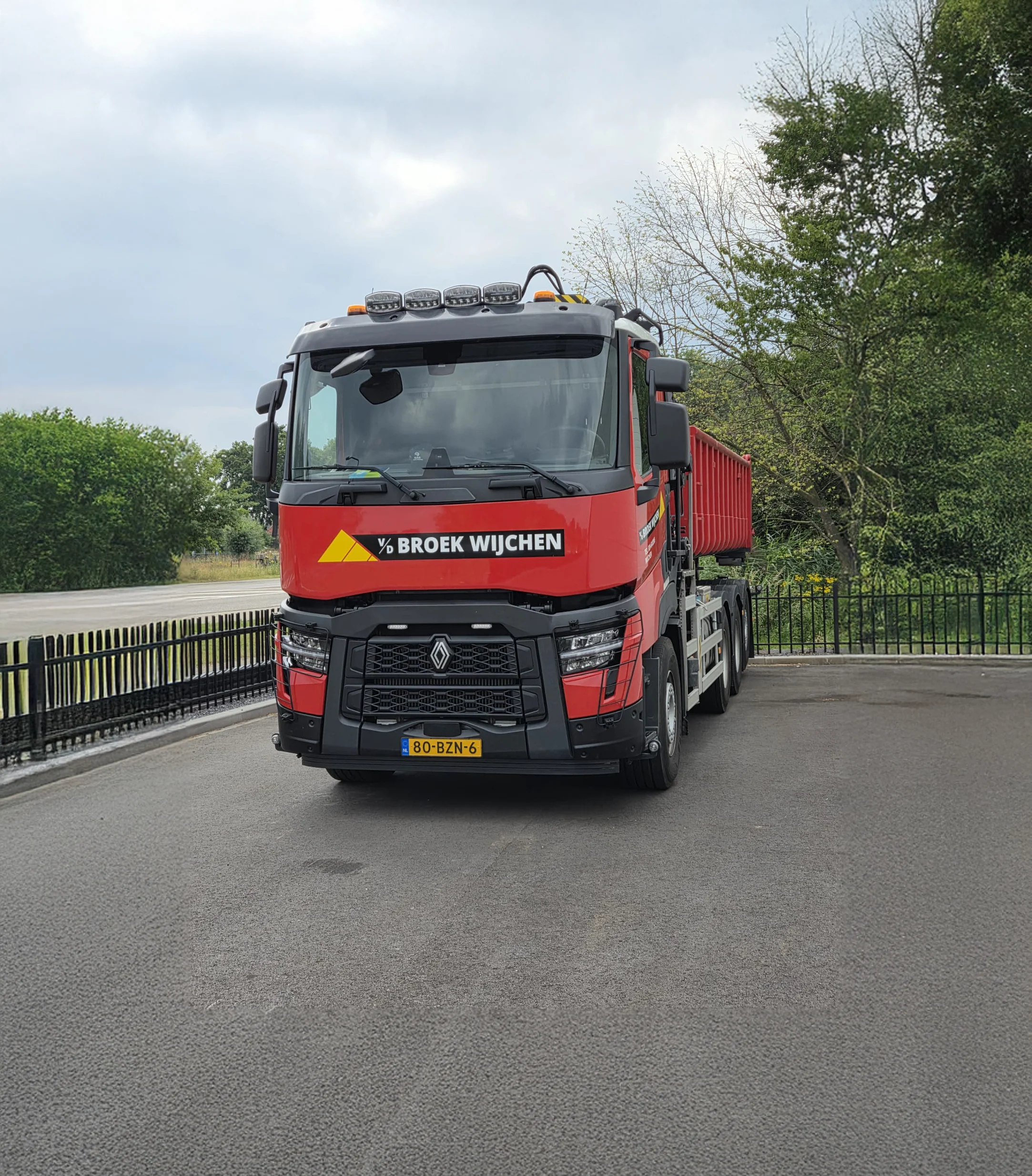 Van den Broek Wijchen: Renault C 8x4 vrachtwagen