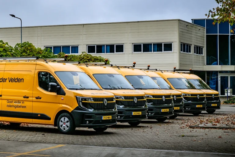 Van der Velden gaat verder in duurzaamheid met zes Renault Trucks Master E-Tech