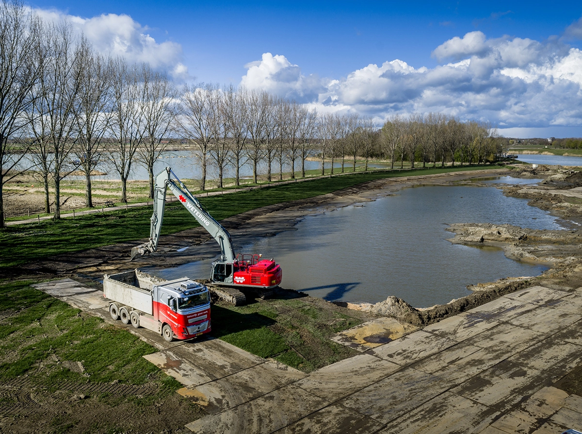 KRW6-Wetering-VolvoFHAeroElectric-8x4-grondverzet.webp