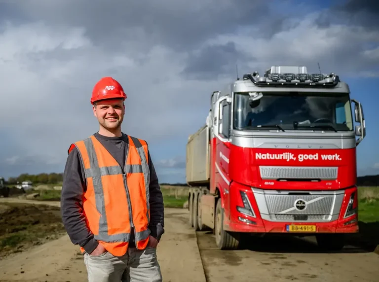 Emissieloos grondverzet langs de maas: Wetering doet het met 3 Volvo FH Aero 8×4 Electric kippers