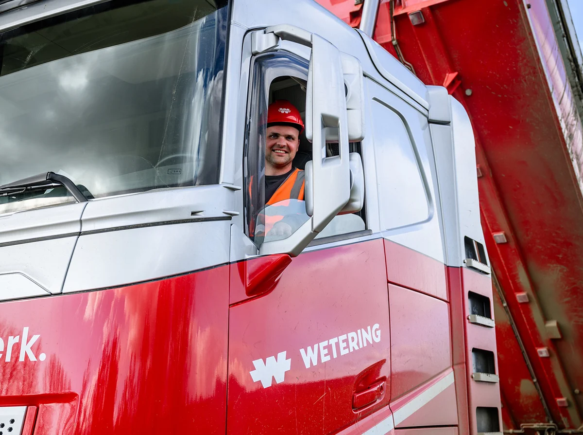 Wetering-VolvoFHAeroElectric-8x4-kipper-Lars-portret.webp