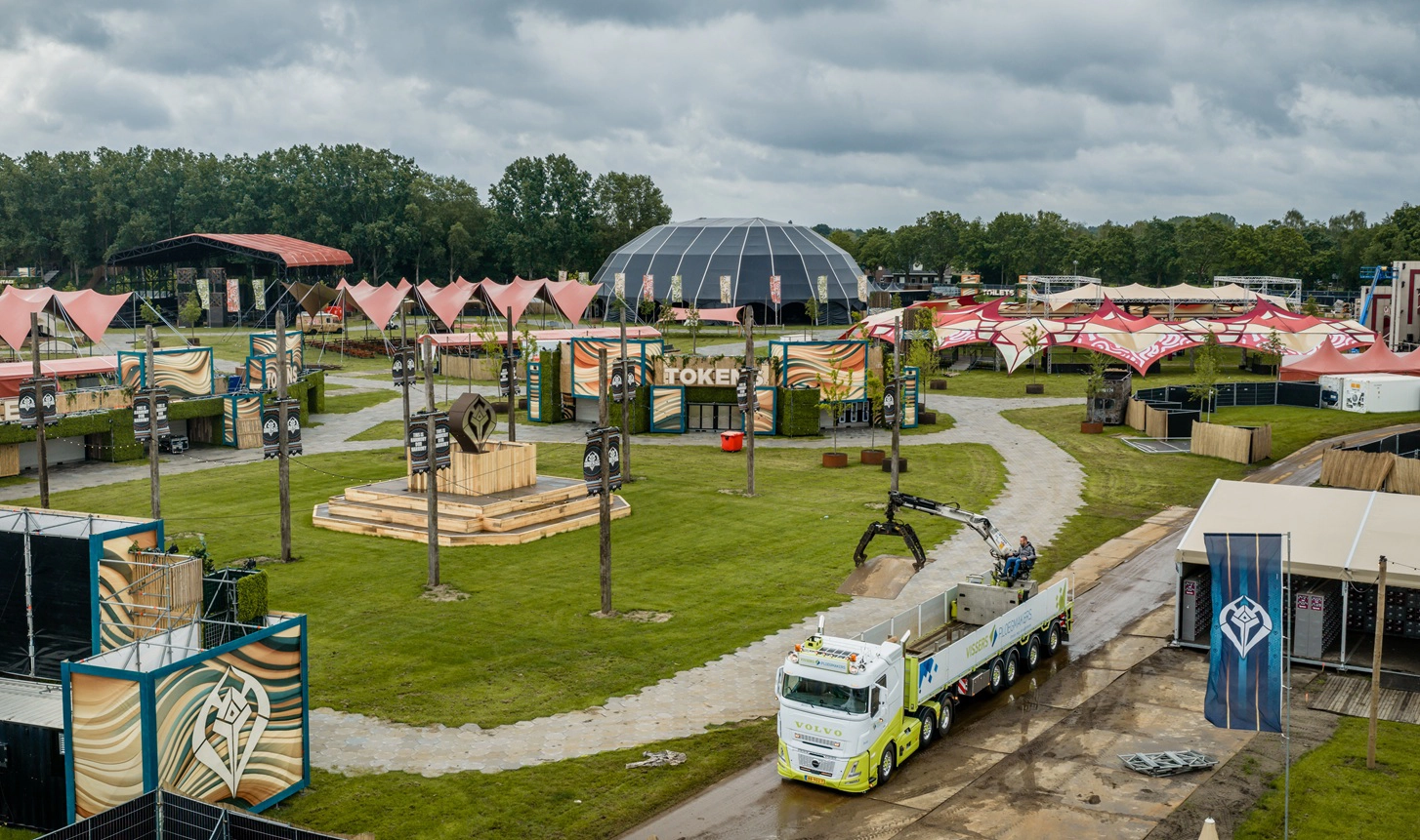 Vissers-Ploegmakers-Volvo-FH-Aero-drone-op-festival.webp
