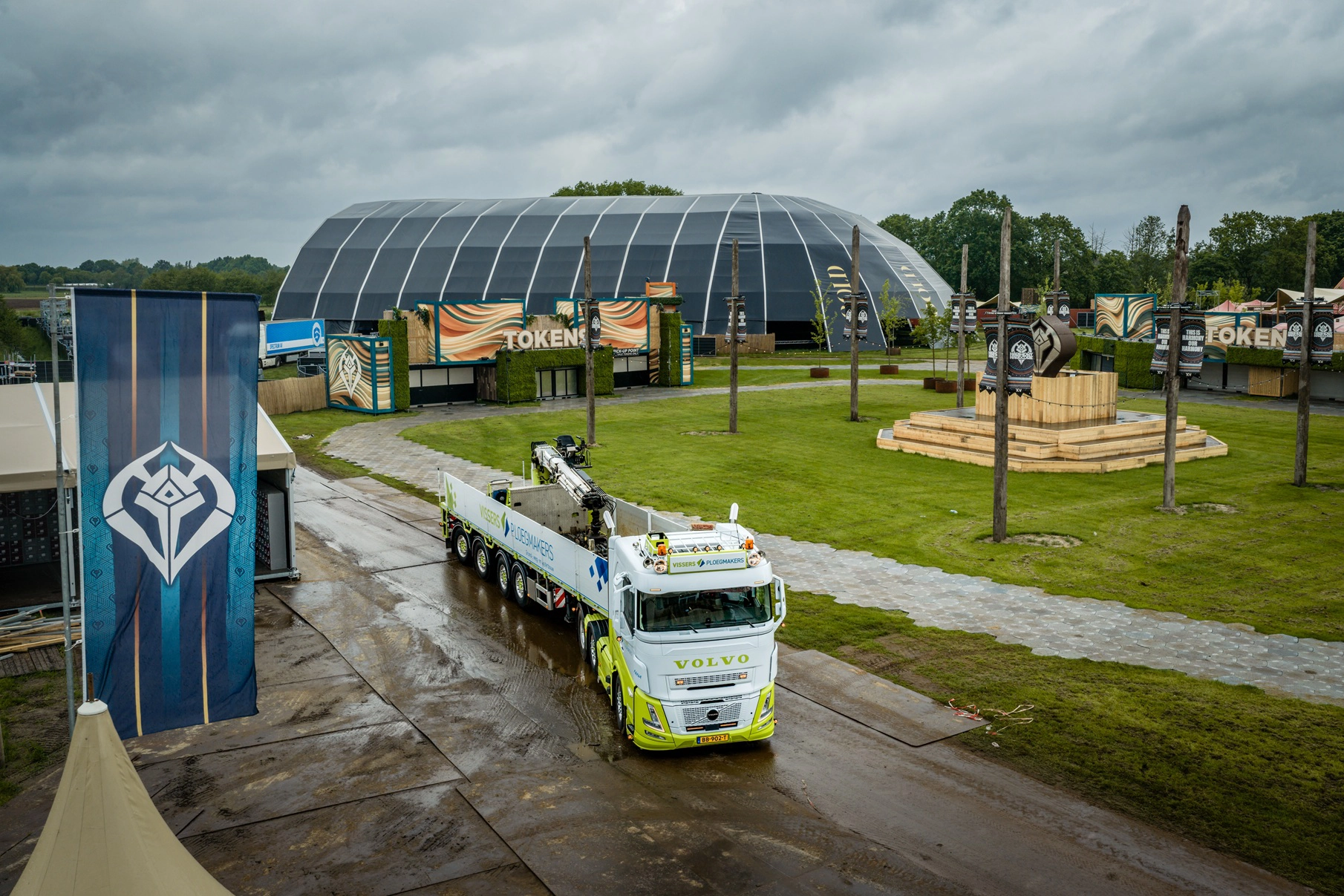 Vissers-Ploegmakers-Volvo-FH-Aero-drone-op-het-festival.webp
