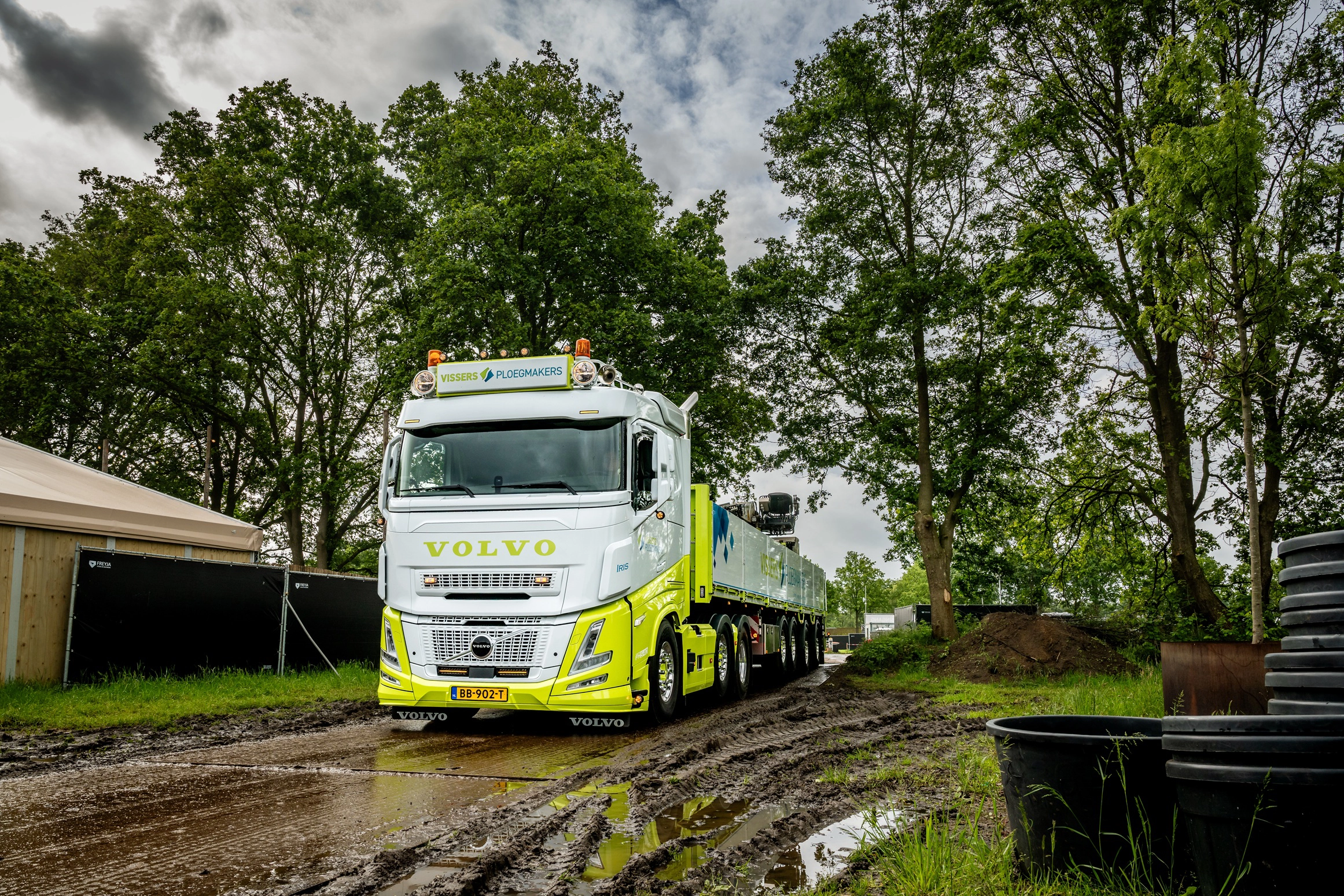 Vissers-Ploegmakers-Volvo-FH-Aero-rijdt-terrein-op.webp